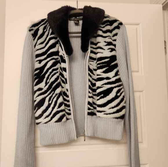 Sweater - Picture 2 of 6